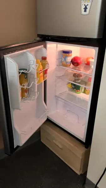 Insignia Top-Freezer Refrigerator 18 cu ft Stainless Steel, detail view